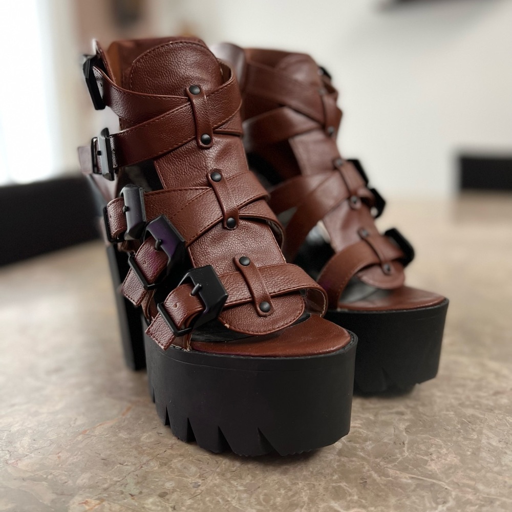 Bumper platform sandal 7.5